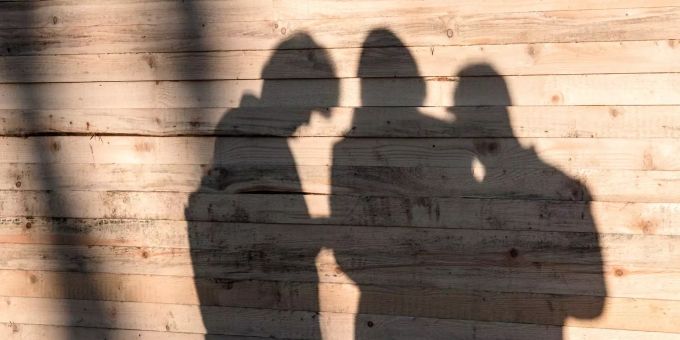 Der Schutzbedürftigen-Status erlaubt es, grösseren Gruppen von Personen vorübergehend Schutz zu gewähren. Mehrere Schatten von Migranten.