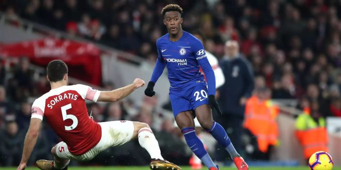Arsenals Sokratis Papastathopoulos (l) gegen Chelseas Callum Hudson-Odoi. FC Arsenal - FC Chelsea