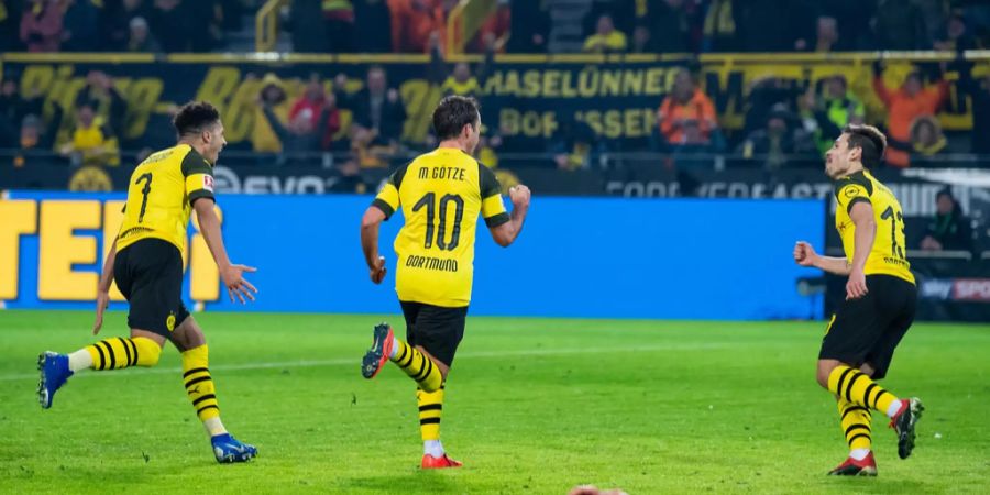 Dortmunds Jadon Sancho, Mario Götze und Raphael Guerreiro freuen sich.