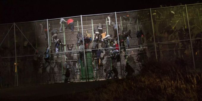 Migranten kletterten vermehrt über die Zäune um nach Spanien zu gelangen. Migranten klettern über einen Zaun