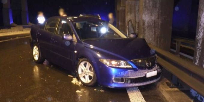Das Unfall-Auto steht am Strassenrand