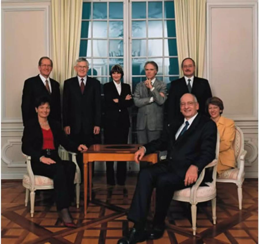 Der Gesamtbundesrat 2003 (von links nach rechts): Bundesrätin Ruth Metzler, Bundesrat Joseph Deiss, Bundesrat Kaspar Villiger, Bundesrätin Micheline Calmy-Rey, Bundesrat Moritz Leuenberger, Bundespräsident Pascal Couchepin, Bundesrat Samuel Schmid, Bundeskanzlerin Annemarie Huber-Hotz.