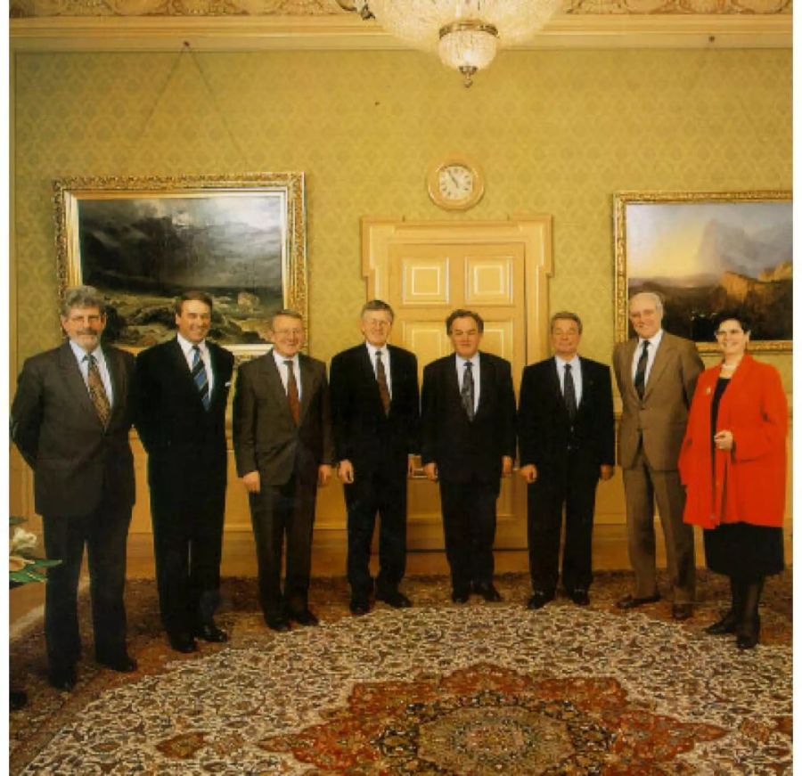 Der Gesamtbundesrat 1994 (von links nach rechts): Bundeskanzler François Couchepin, Bundesrat Adolf Ogi, Bundesrat Arnold Koller, Bundesrat Kaspar Villiger, Bundespräsident Otto Stich, Bundesrat Jean-Pascal Delamuraz, Bundesrat Flavio Cotti, Bundesrätin Ruth Dreifuss.