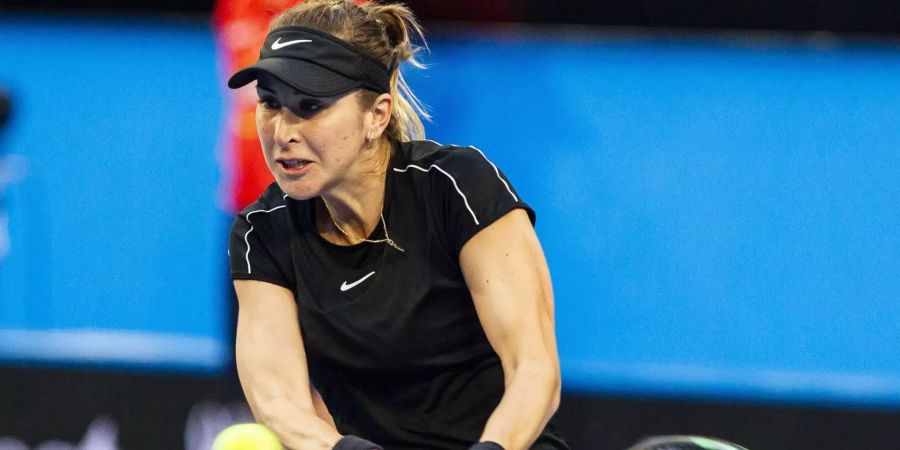 Belinda Bencic schlägt eine Rückhand.