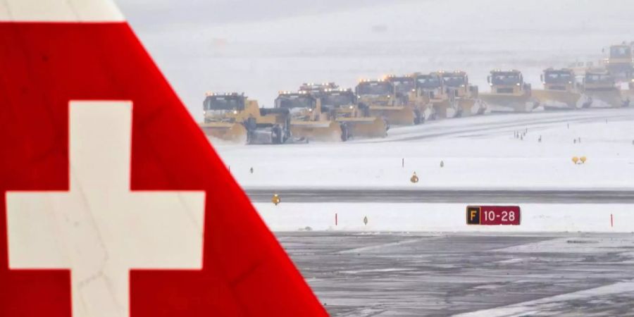 Schneepflüge räumen die Start- und Landebahnen am Flughafen Zürich.