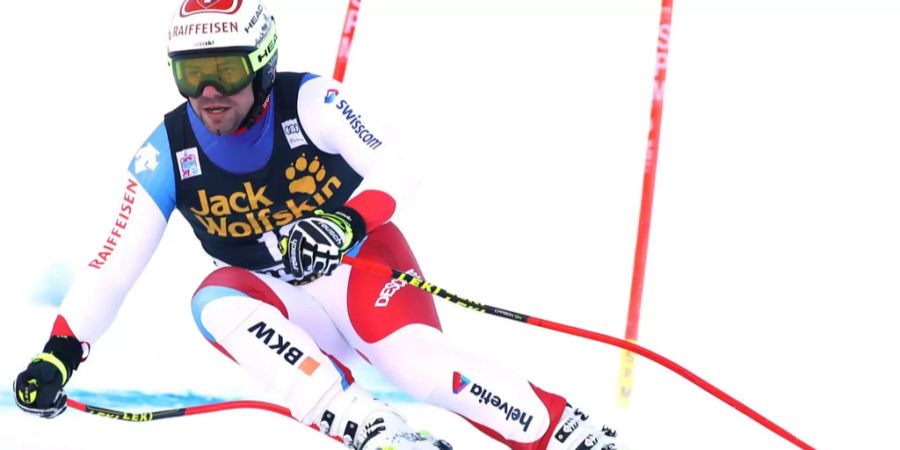 Beat Feuz umfährt ein Tor beim Super-G in Bormio