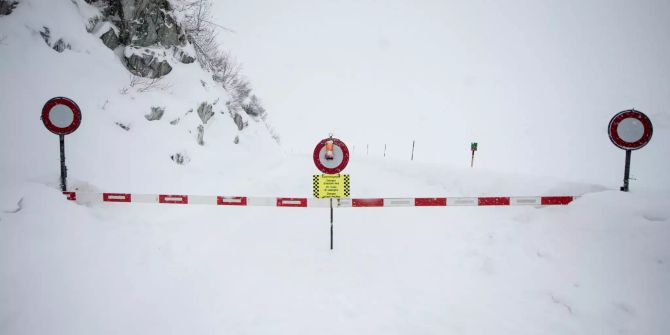 Die Strasse zwischen Andermatt und Realp ist gesperrt.