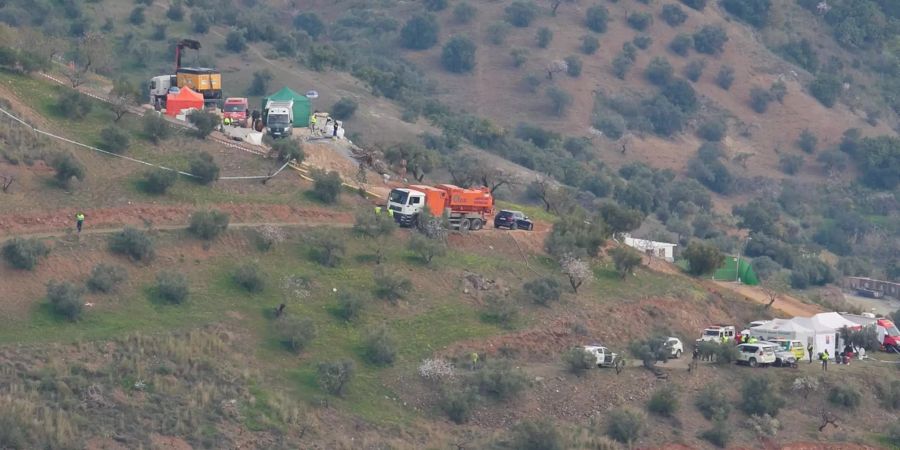 Rettungsteams suchen beim Brunnenschacht in Malaga, Spanien nach Julen