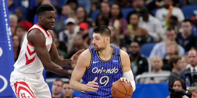 Clint Capela verteidigt gegen Nikola Vucevic