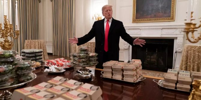 Donald Trump präsentiert Fastfood.