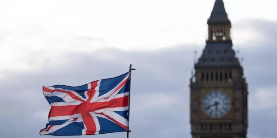 Die Fahne des Vereinigten Königreichs vor dem Big Ben in London. Foto: Monika Skolimowska