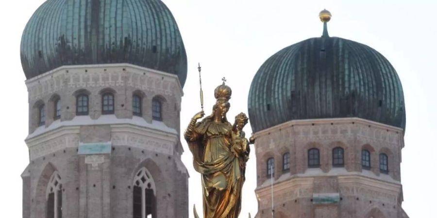 Die Türme der Frauenkirche in München: Die Staatsanwaltschaft überprüft Missbrauchsvorwürfe gegen rund 100 katholische Priester des Erzbistums. Foto: Felix Hörhager