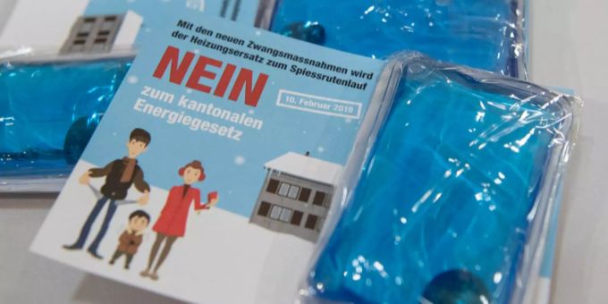 Die Berner lehnen das neue Energiegesetz mit einer knappen Mehrheit ab. (Symbolbild) Handwärmer als Werbung gegen das neue Energiegesetz in Bern.