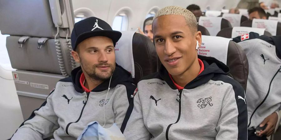 Léo Lacroix (rechts) neben Haris Seferovic auf dem Weg an die Barrage in Nordirland.