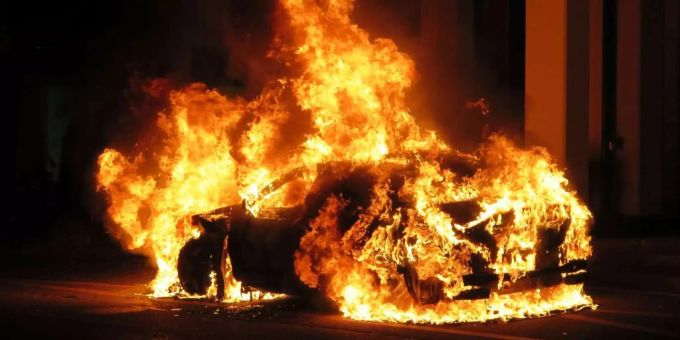 In Luzern brannten am 13. August drei Autos ab. Fahrzeugbrand