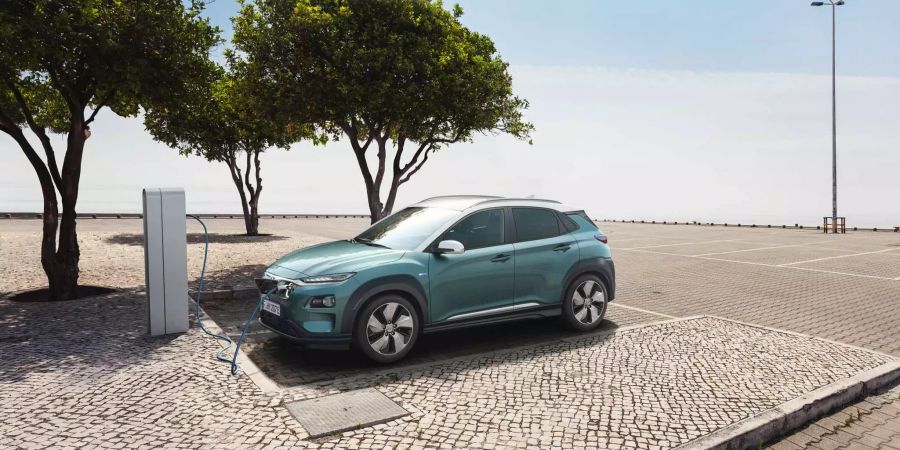 Der Hyundai Kona Electric schafft bis 470 Kilometer pro Akkuladung.