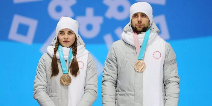 Anastassija Brysgalowa und Alexander Kruschelnizki des Teams «Olympische Athleten aus Russland» bei der Medaillenvergabe mit ihren Bronzemedaillen. Anastassija Brysgalowa und Alexander Kruschelnizki des Teams «Olympische Athleten aus Russland» bei der Medaillenvergabe mit ihren Bronzemedaillen.
