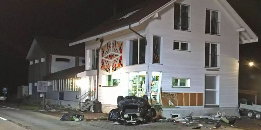 Grosser Sachschaden am Haus in Schüpfen BE, nachdem ein Auto in die Fassade geprallt ist.