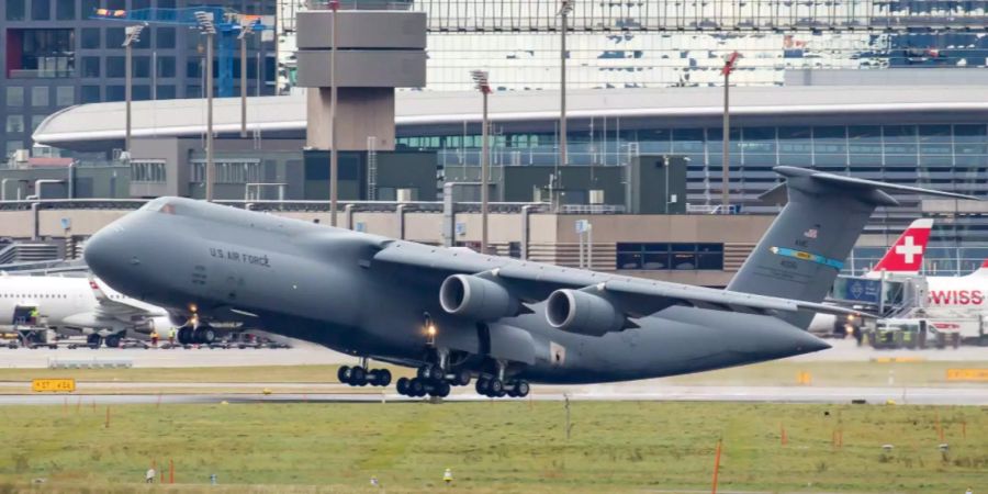 Bei der Lockheed C-5M Galaxy handelt es sich um einen der grössten Flieger der Welt.