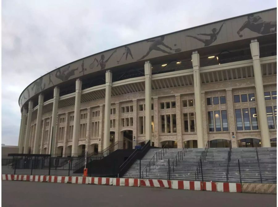 Der neue Südeingang des ehrwürdigen Moskauer Luschniki-Stadions erinnert an die Lobby eines Luxushotels. Viel Glas, viel Raum, viel Licht.