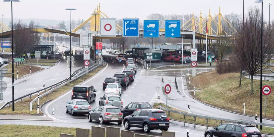 Eine tiefere Zoll-Freigrenze würde den Einkaufstourismus eindämmen.