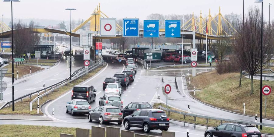 Seit 2025 gilt für Auslandseinkäufe nur noch eine Freigrenze von 150 Franken. Die Regel soll den Einkaufstourismus bremsen.