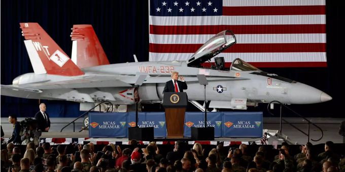 US-Präsident Donald Trump besucht die Basis Miramar des US Marine Corps und spricht bei dem Besuch zu Soldaten. US-Präsident Donald Trump besucht die Basis Miramar des US Marine Corps und spricht bei dem Besuch zu Soldaten.