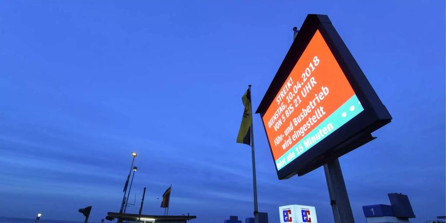 Auf einem Schild informiert am Fahrhafen Meersburg die Fähr- und Busgäste.