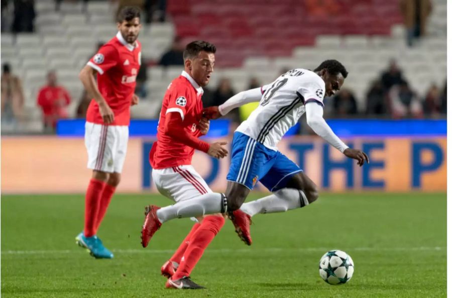 Andreas Samaris von Benfica, hier im Zweikampf mit Basel-Stürmer Dimitri Oberlin.