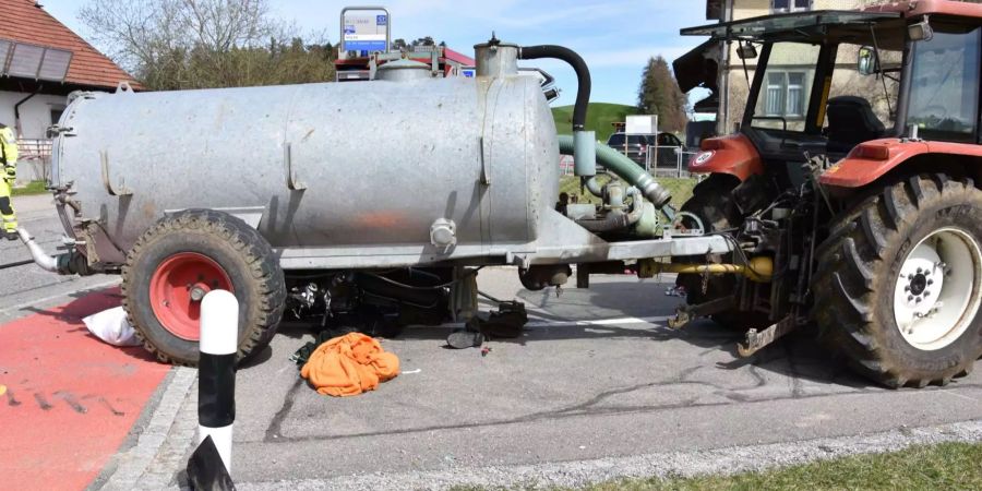 Der Motorradfahrer und seine Mitfahrerin wurden vom Traktor-Anhänger mitgeschleift.