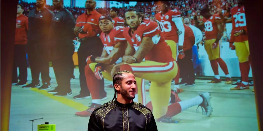 Footballspieler Colin Kaepernick wurde von Amnesty International für seine Proteste ausgezeichnet.