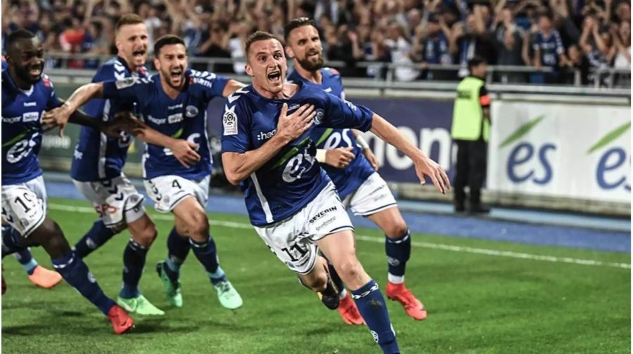 Der Aufsteiger aus dem Elsass schafft den Klassenerhalt. Mit einem überraschenden Heimsieg gegen Olympique Lyon erreicht Strassburg eine Runde vor Schluss das rettende Ufer. Dramatisch: Bis zur 88. Minute liegt Racing noch mit 1:2 hinten, bevor da Costa und Lienard das Spiel drehen.