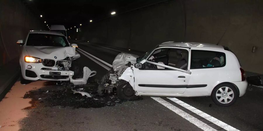 Auf der A16 nach Porrentruy kollidierten zwei Autos frontal.