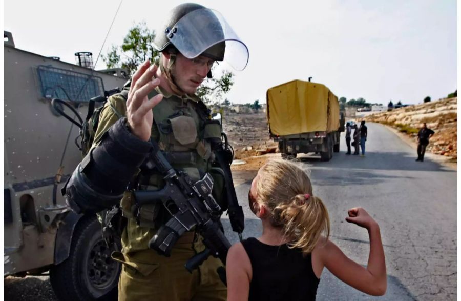 Tamimi war schon mit zwölf Jahren eine Aktivistin – hier versuchte sie bei einem Protest Dasselbe, für was sie fünf Jahre später ins Gefängnis gehen muss.