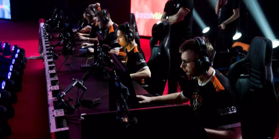 E-Sport-Wettkämpfe, wie hier an einem Counter-Strike-Turnier in Ungarn, erfreuen sich weltweit wachsender Beliebtheit.