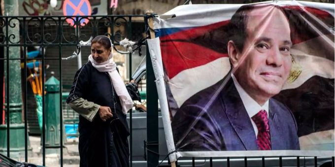 Eine Frau steht vor dem Wahlplakat von Abdel Fattah al-Sisi. Eine Frau steht vor dem Wahlplakat von Abdel Fattah al-Sisi.