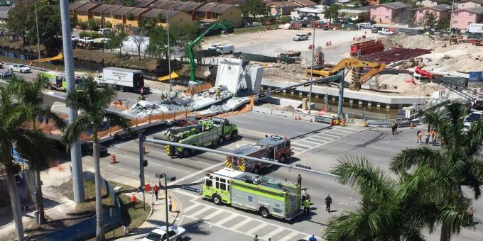 Beim Einsturz der Brücke in der Nähe von Miami starben neun Menschen. Beim Einsturz der Brücke in der Nähe von Miami starben neun Menschen.
