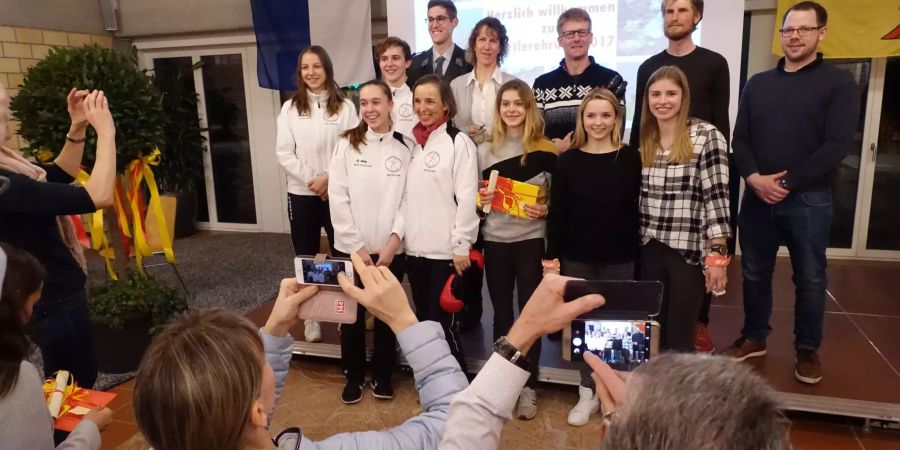Sie haben allen Grund, in die Kameras zu lachen: (Hinten, von links) Catarina Bieler, Gian Fehlmann, Luca Schuler, Silvia Buholzer-Lustenberger, Roland Eggspühler, Stefan Lustenberger, Michael Fritz, (vorne, von links) Valentina Brun, Eva Schneider, Jeanne Wildisen, Paciane Bo Studer und Sina Enzmann, Gemeinde Horw