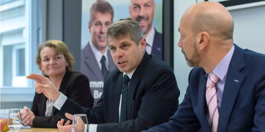 Ursula Marti (l.) und Roberto Bernasconi (r.) zusammen mit Christoph Ammann vor den Regierungsratswahlen.