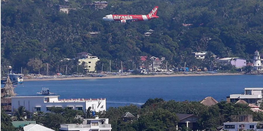 Ein Flugzeug ist im Landeanflug auf die Insel. Wegen massiver Probleme mit dem Umweltschutz ist die beliebte philippinische Urlauberinsel Boracay für sechs Monate geschlossen worden.