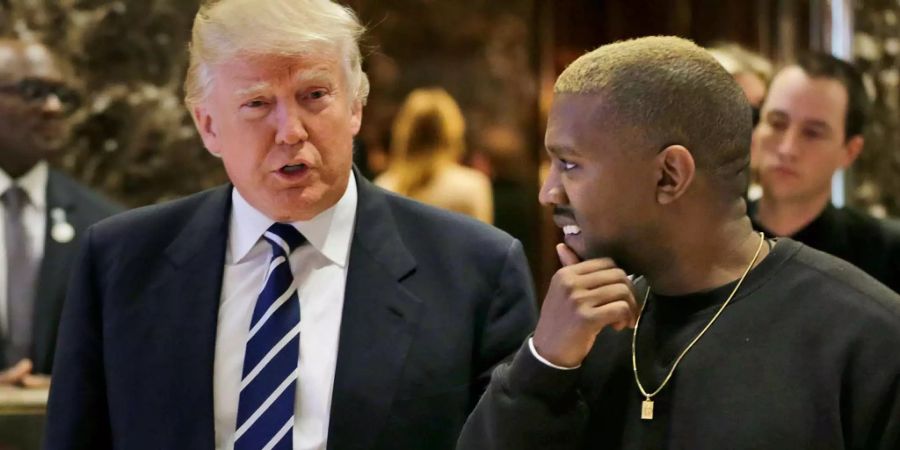 Kanye West schockiert viele seiner Fans mit Pro-Trump-Tweets.