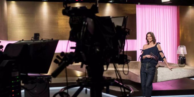 Die SRF-Klatschsendung «Glanz & Gloria» plant für den Sommer eine neue Game-Show mit Schweizer Politikern. Die SRF-Klatschsendung «Glanz & Gloria» plant für den Sommer eine neue Game-Show mit Schweizer Politikern.