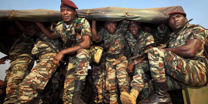 In Kamerun verhärten sich seit Ende 2016 die Zusammenstösse zwischen Separatisten und der kamerunischen Armee (Symbolbild). Kamerun, Soldaten
