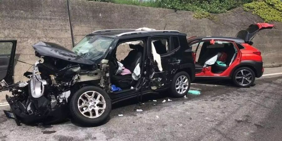Totalschaden: Die zwei Personenwagen krachten frontal ineinander.