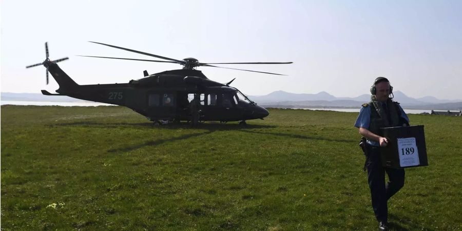 Bei den Messungen überfliegt ein Helikopter die Messgebiete in rund 90 Metern Höhe in parallelen Bahnen (Symbolbild).