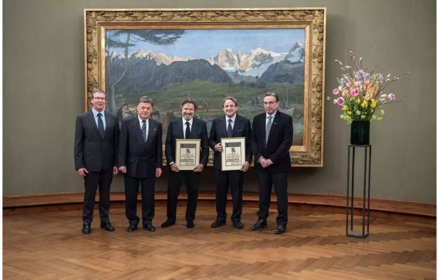 Bildlegende (von links nach rechts): Fritz Nyffenegger (Gemeinderatspräsident), Alfred Riederer (Bürgermeister), Philip Niarchos, Spyros Niarchos, Sigi Asprion (Gemeindepräsident) im Kuppelsaal des Segantini Museums in St. Moritz.