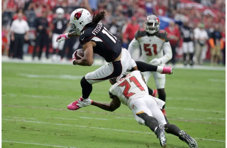 Arizonas Larry Fitzgerald im Duell mit Justin Evans von Tampa Bay.