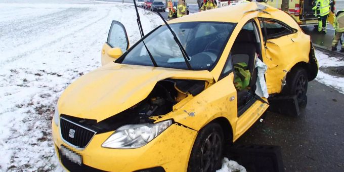 Der Seat-Fahrer kam von der Strasse ab und prallte seitlich gegen einen Baum, Kapo AG