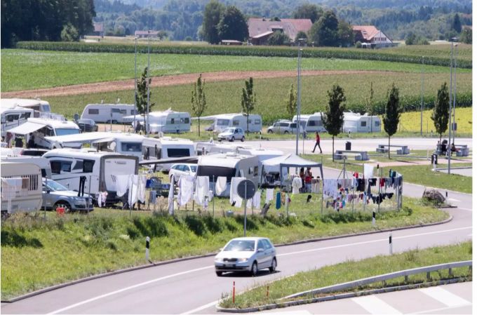 Hunderte Fahrende wohnten im Sommer 2017 mehrere Wochen auf dem Rastplatz neben Wileroltigen. Hunderte Fahrende wohnten im Sommer 2017 mehrere Wochen auf dem Rastplatz neben Wileroltigen.