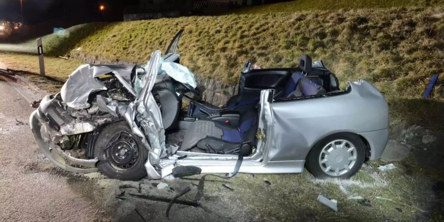 Durch die Kollision wurden die Insassen beider Autos teilweise schwer verletzt.